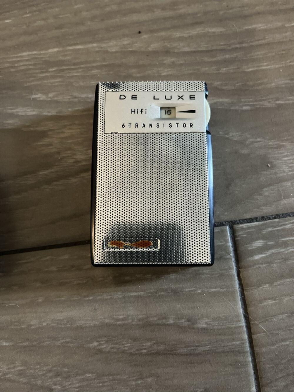 vintage 1960s Japanese-made 6-transistor pocket radio